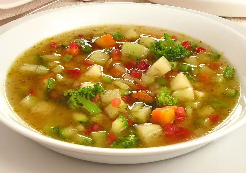 Sopa Leve Para Desinchar e Dormir Melhor: O Jantar Saudável Ideal Para Sua Noite