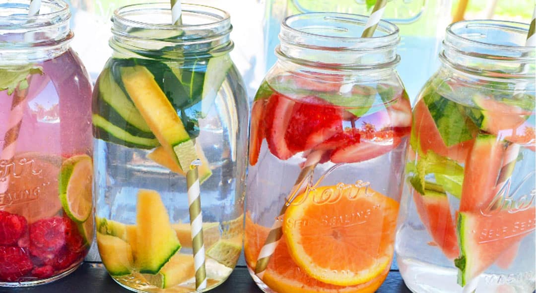 Água Aromatizada Detox: 5 Receitas Refrescantes com Limão, Pepino, Morango, Gengibre e Alecrim para Hidratar e Desinchar