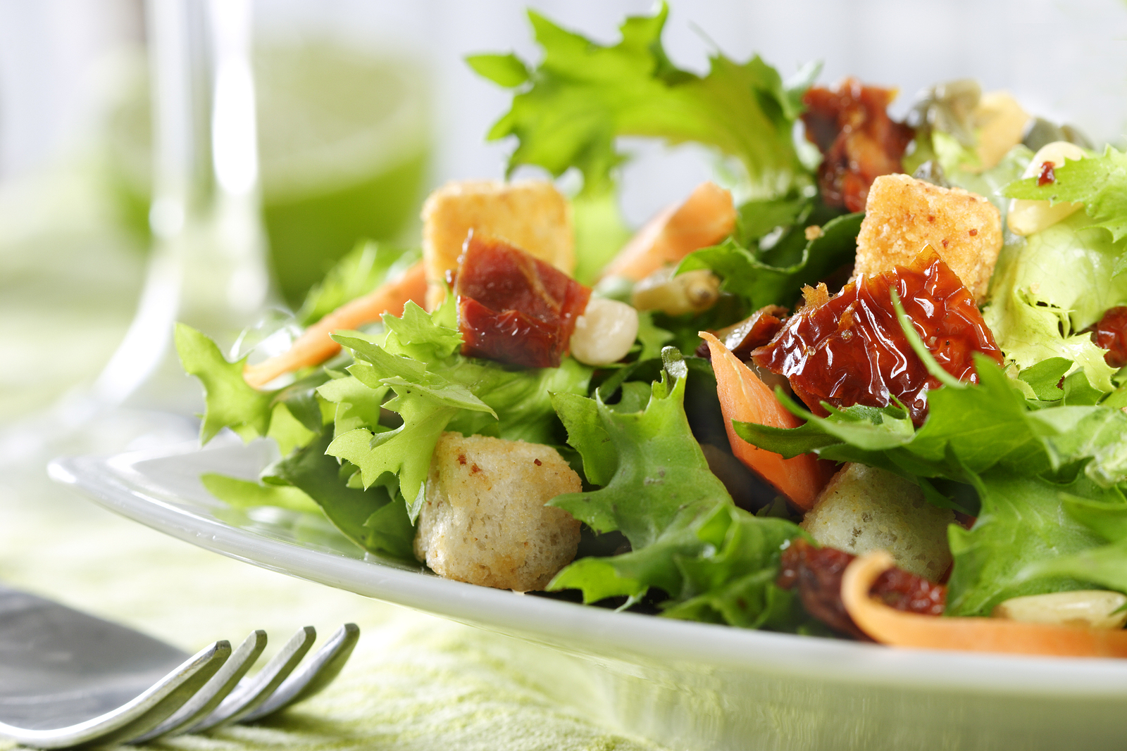 Saladas Detox: 5 Receitas Leves e Saborosas para Turbinar seu Almoço e Jantar