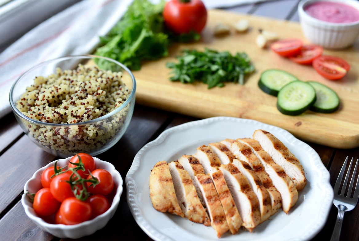 Almoço Saudável para Desinchar: Receitas Leves e Aliados Naturais Contra o Inchaço