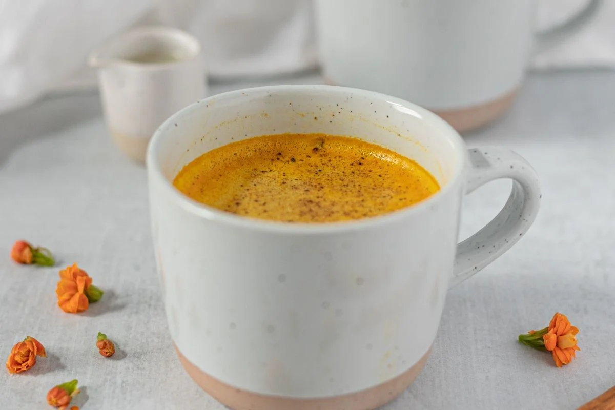 Decocção Dourada de Cúrcuma: A Receita Perfeita do Chá Detox Caseiro