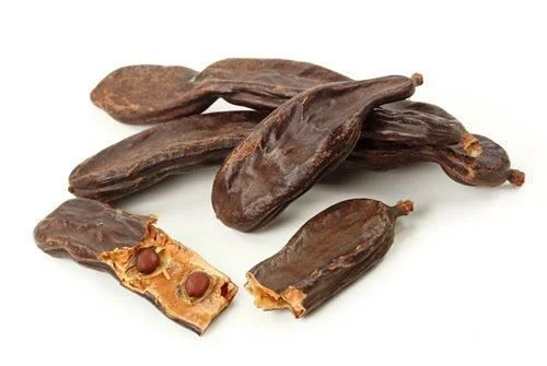 alfarroba em pedaços